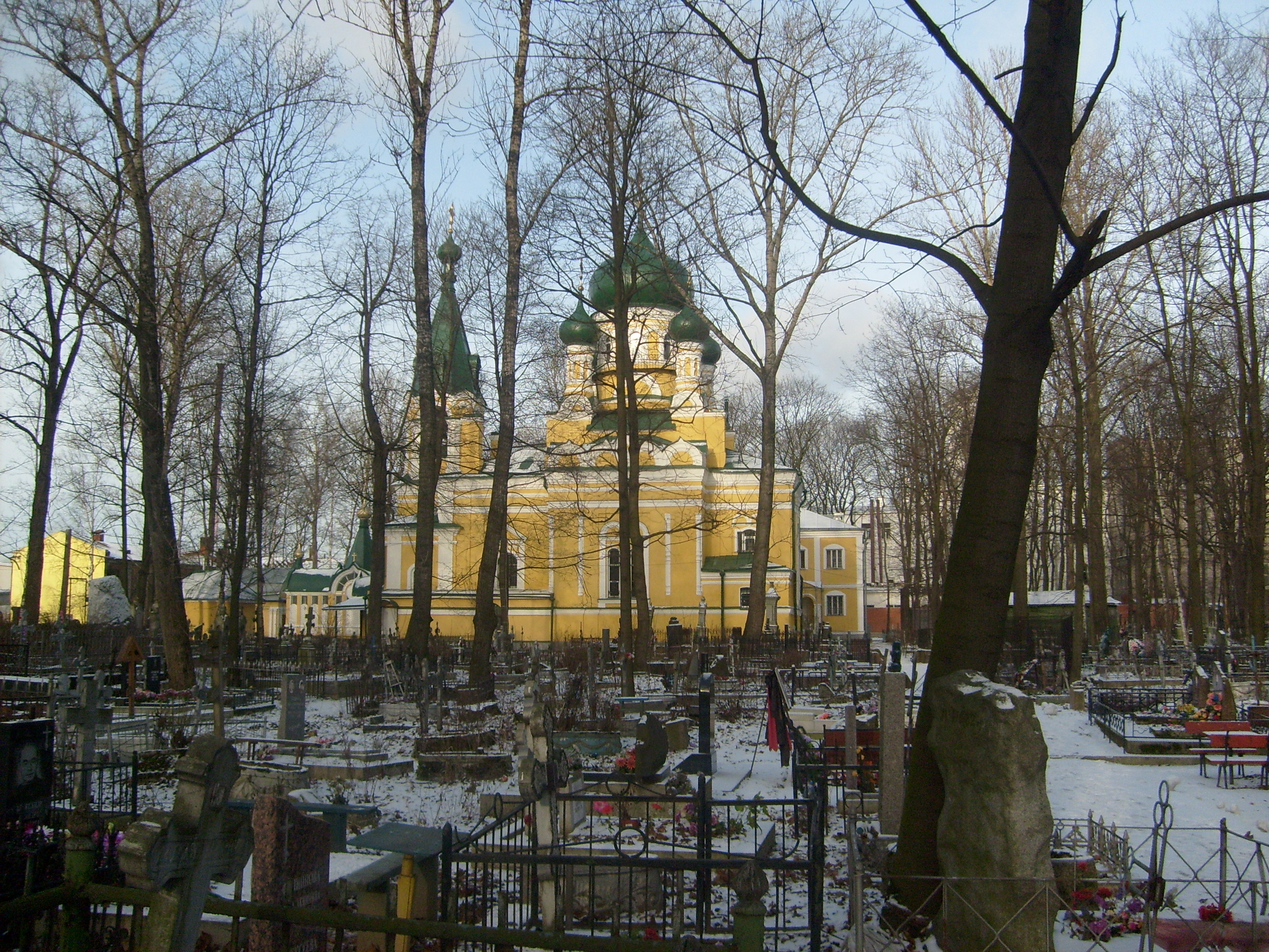 Территория Волковского кладбища в Санкт-Петербурге