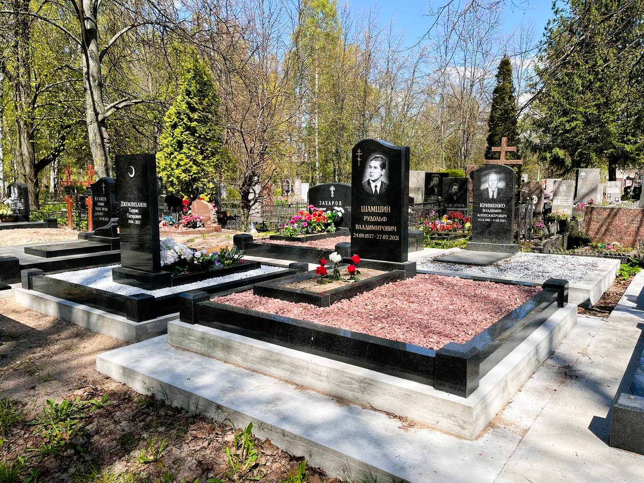 Памятник с гранитным комплексом