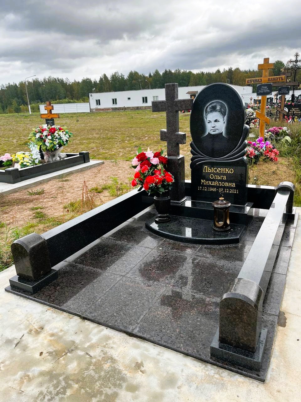 Памятник с отдельным крестом и гранитными плитами