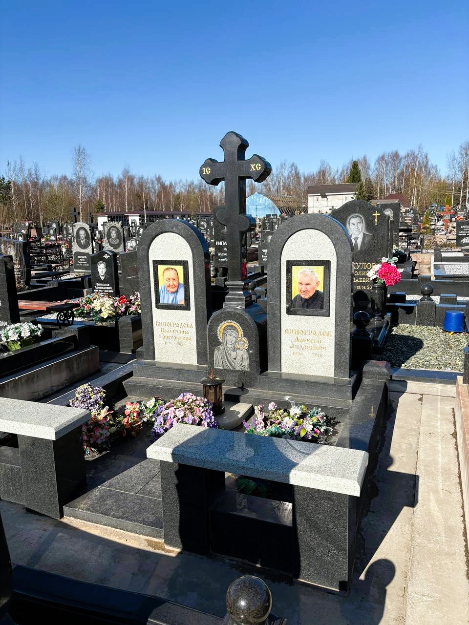 Двойной памятник с крестом