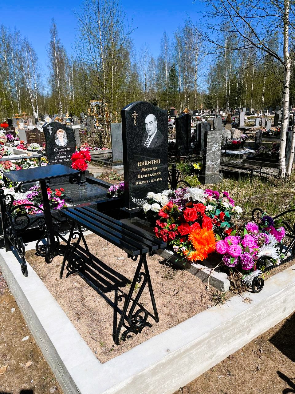Памятник со столиком и скамейкой