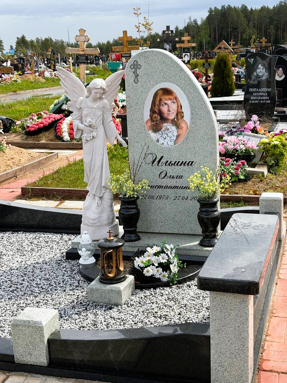 Памятник с мраморным ангелом