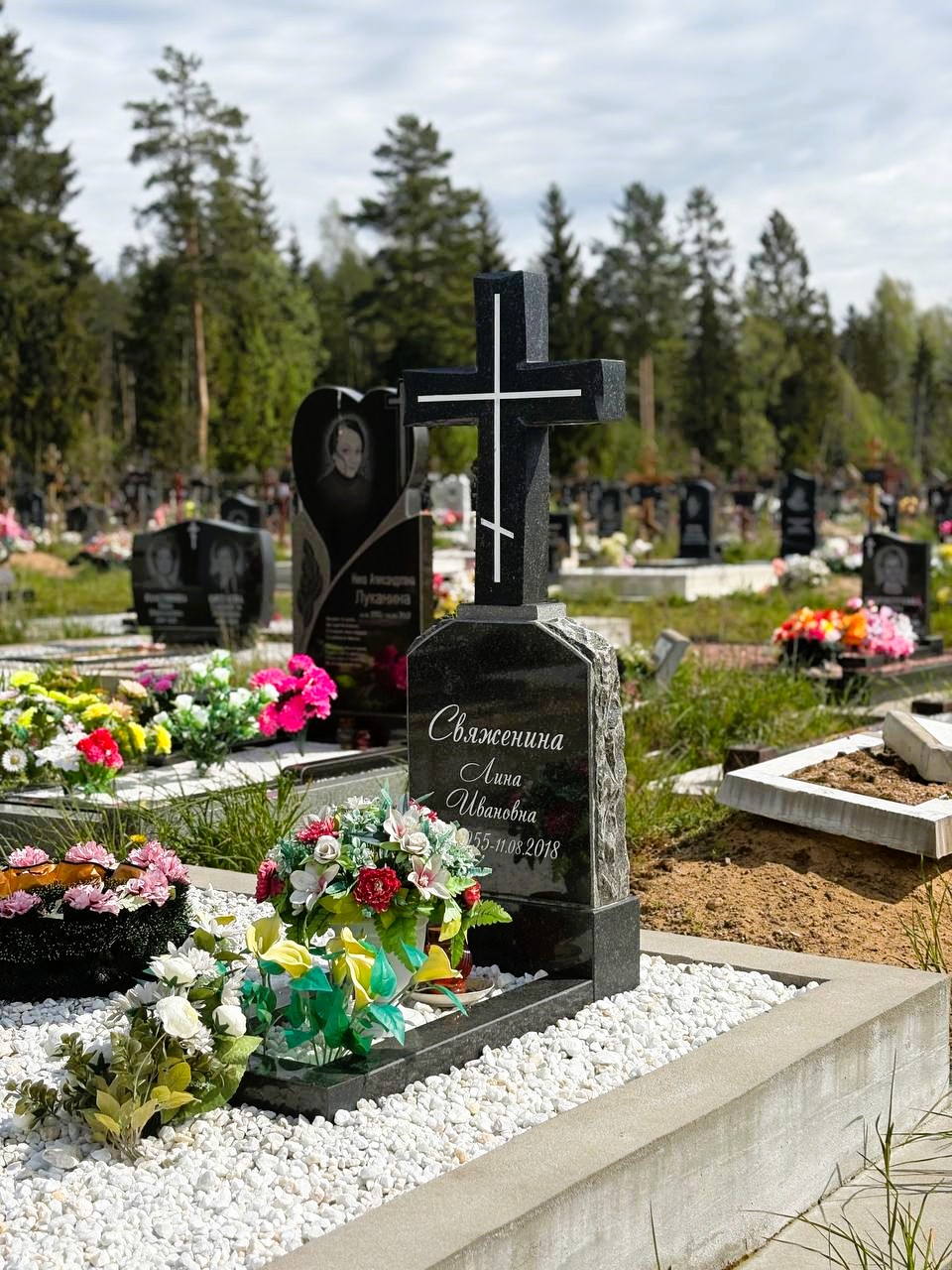 Памятник с проваславным крестом