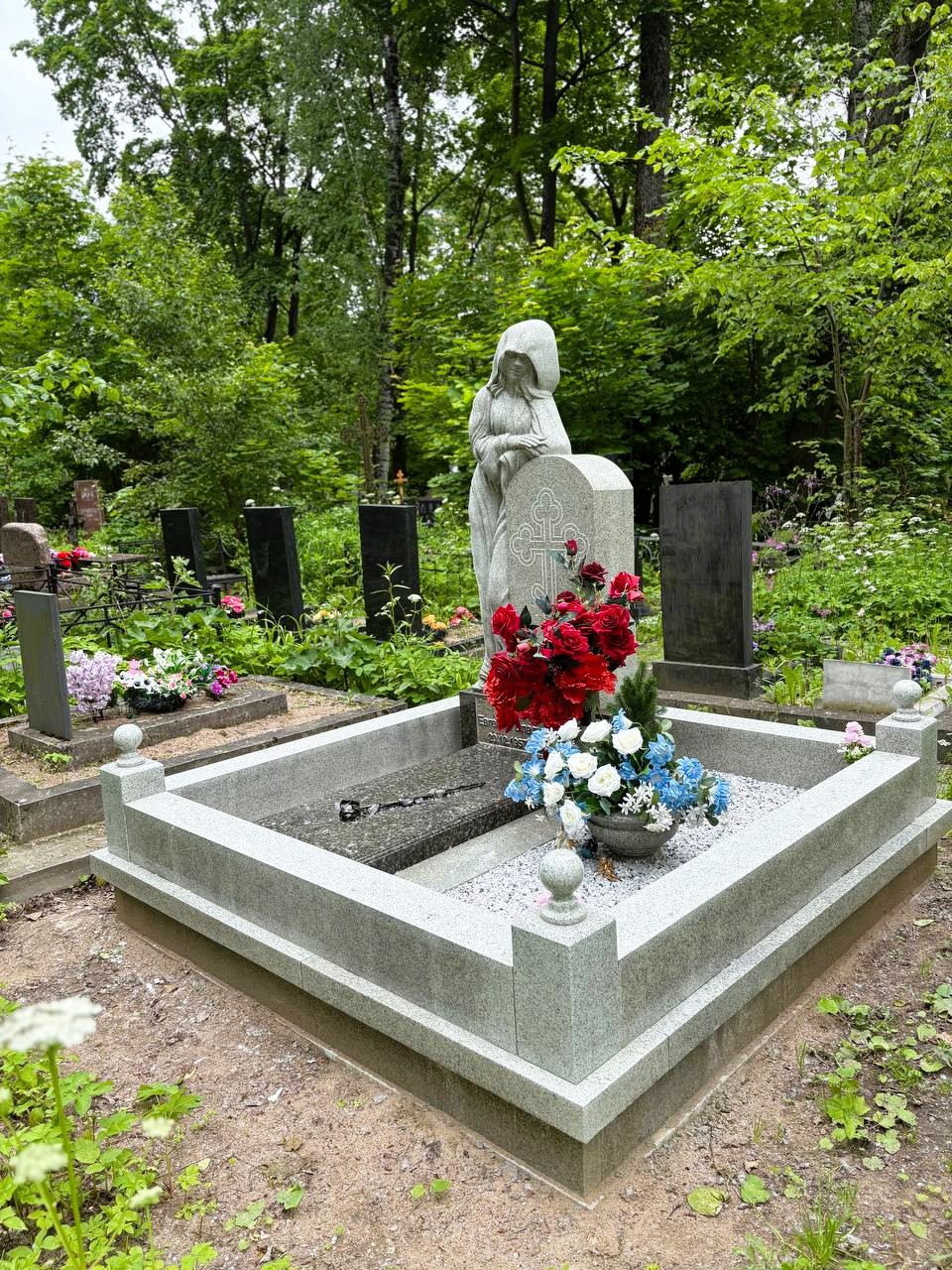 Большой памятник с фигурным ангелом