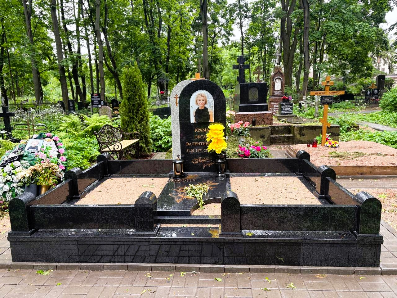 Памятник с гранитным комплексом