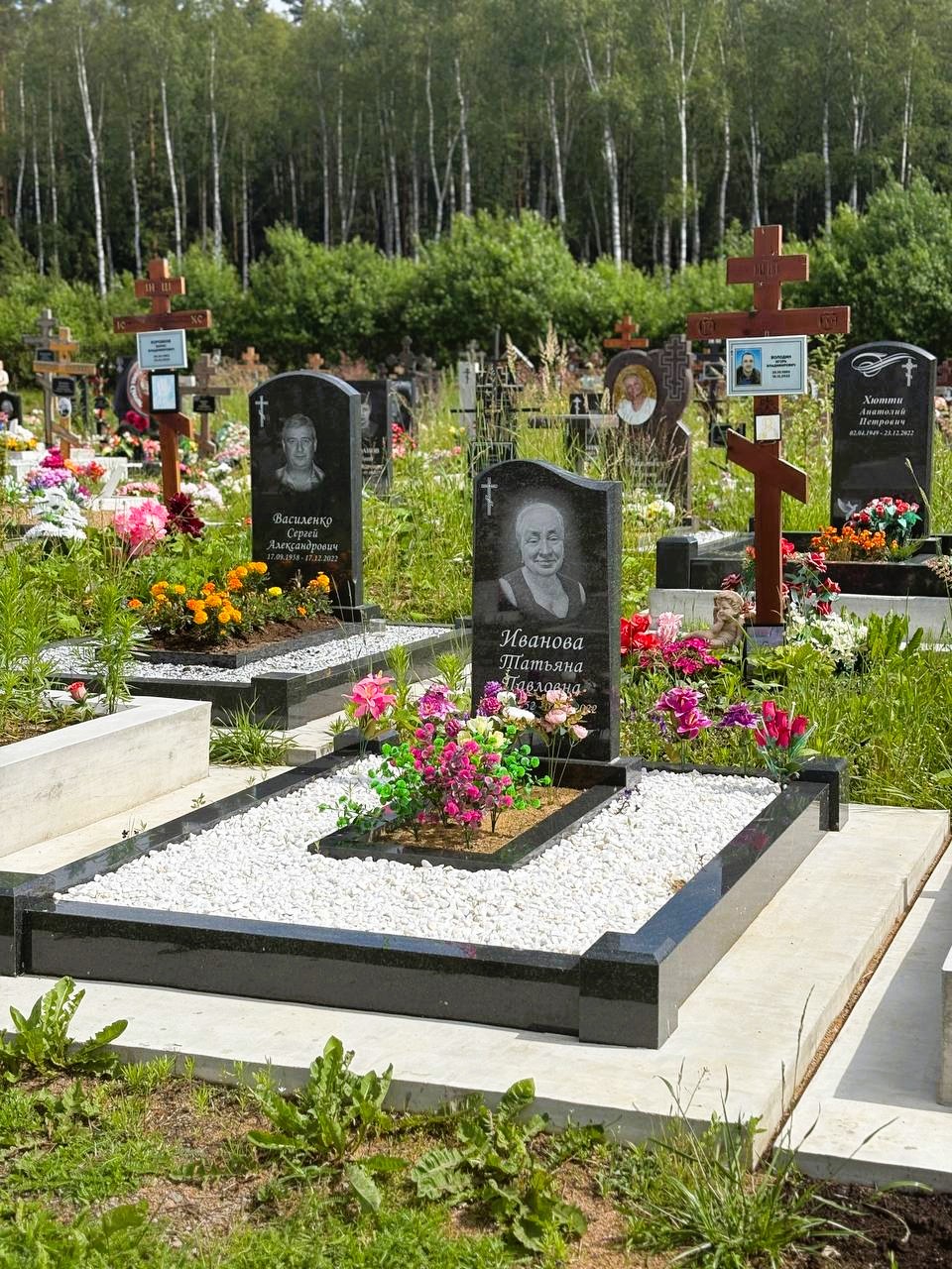 Памятник с гранитным поребриком