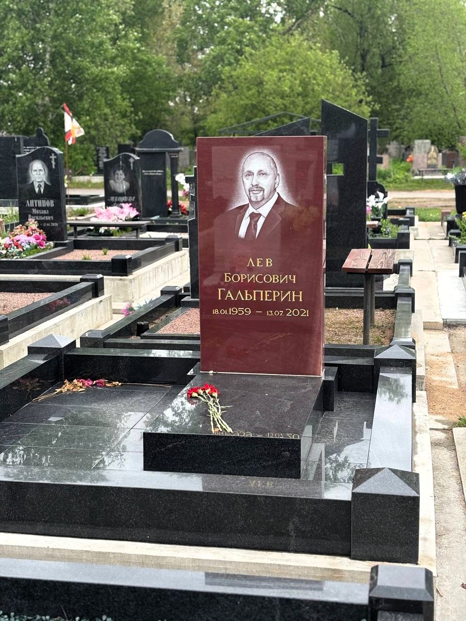 Контрастная стела из гранита