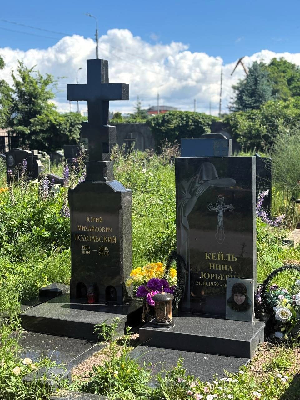 Часовня из гранита с памятником