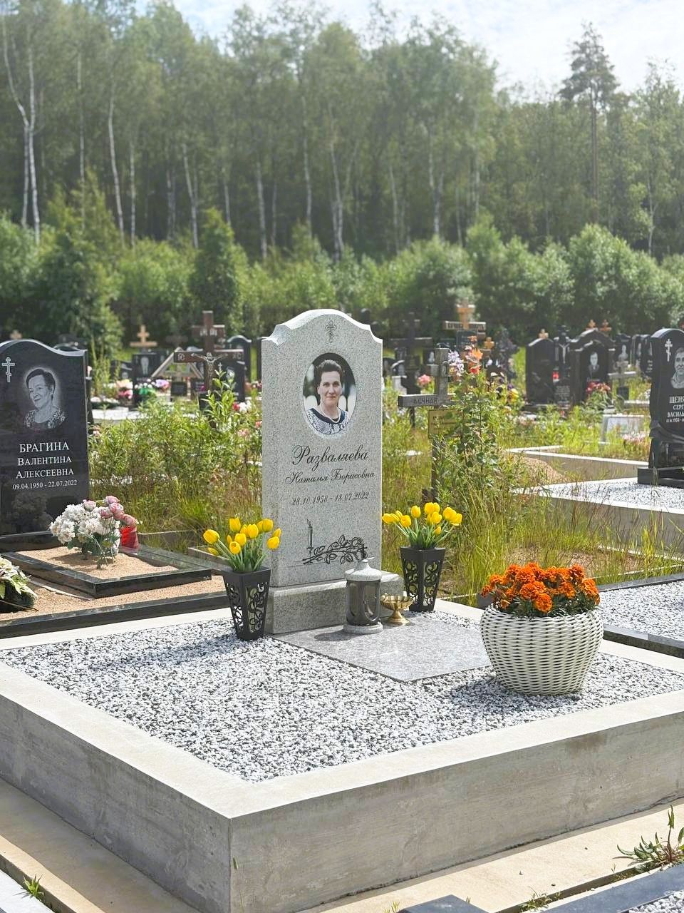 Белый фигурный памятник