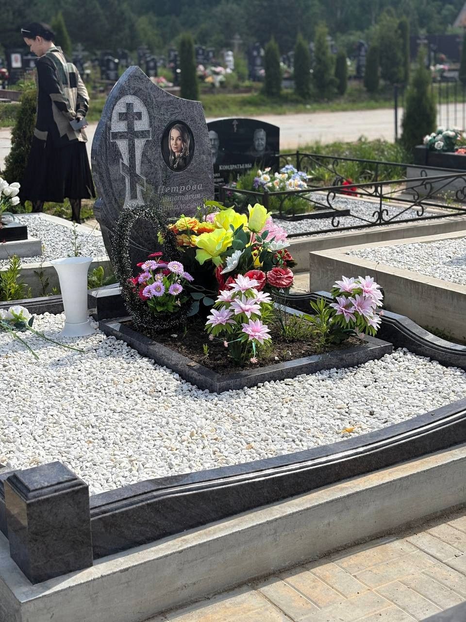 Мемориальный комплекс с крестом