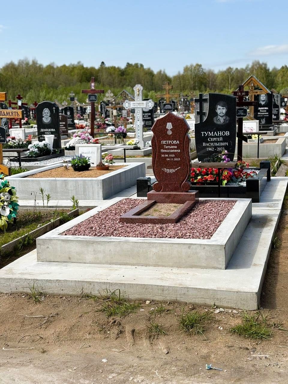 Яркий мемориальныйпамятник