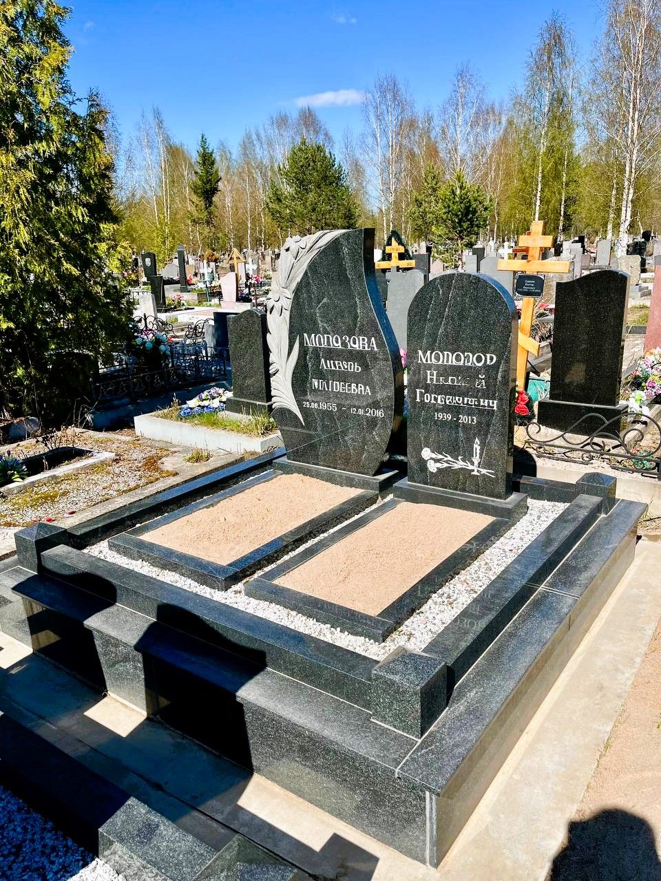 2 памятника в комплексе из гранита