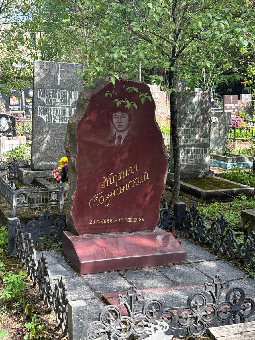 Резной памятник