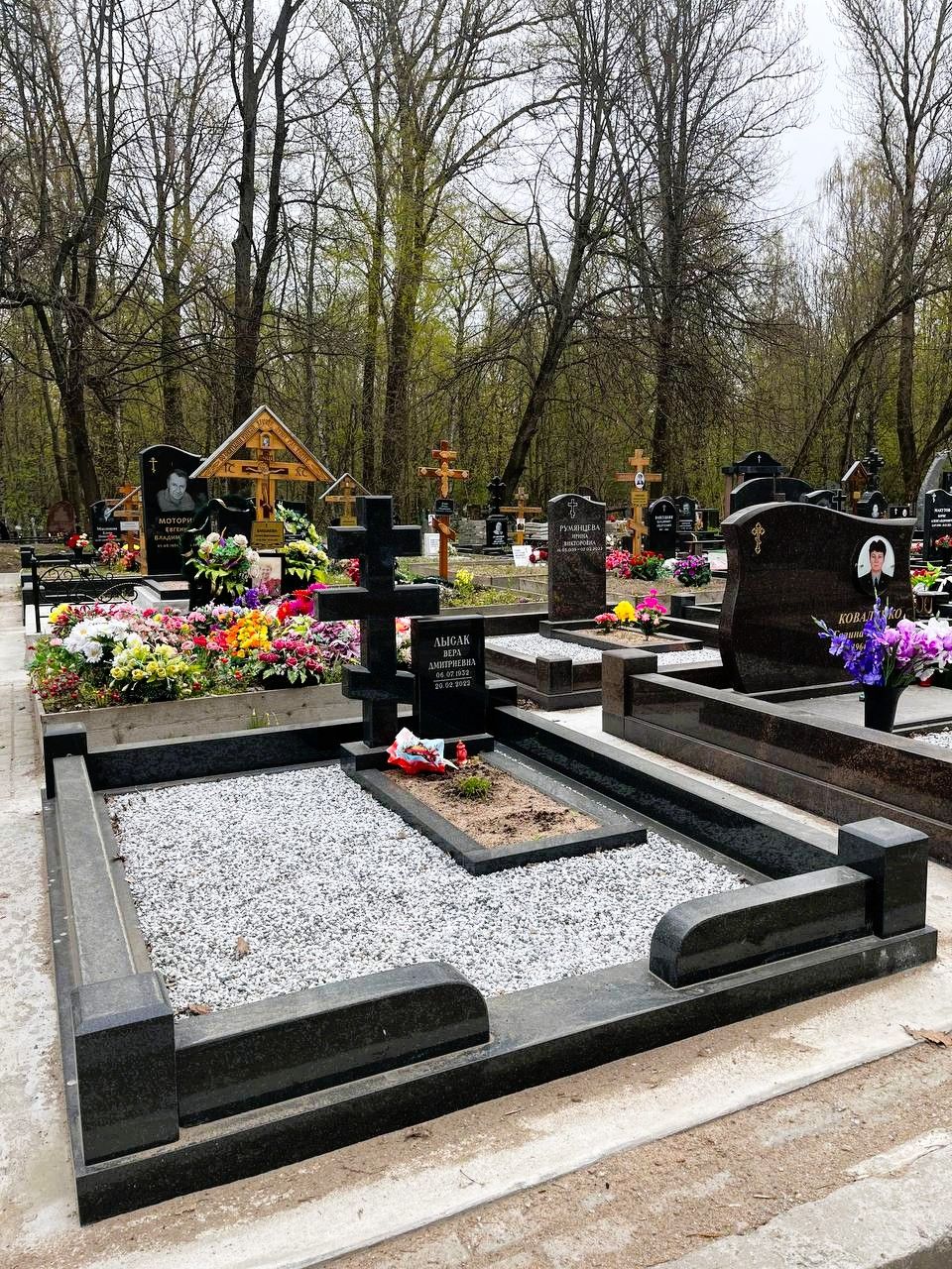 Одиночный мемориальный комплекс с крестом
