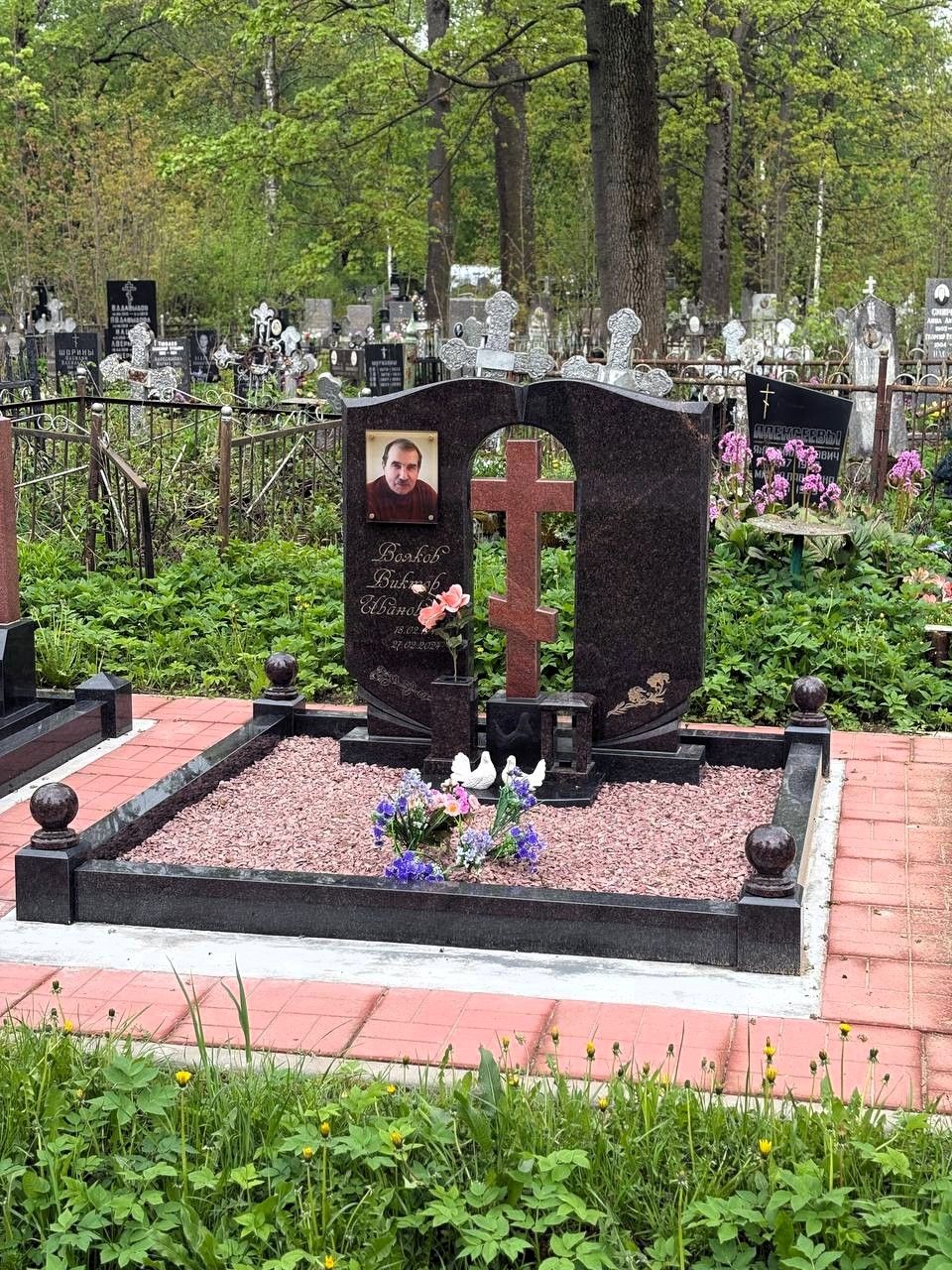 Комбинированный памятник с крестом