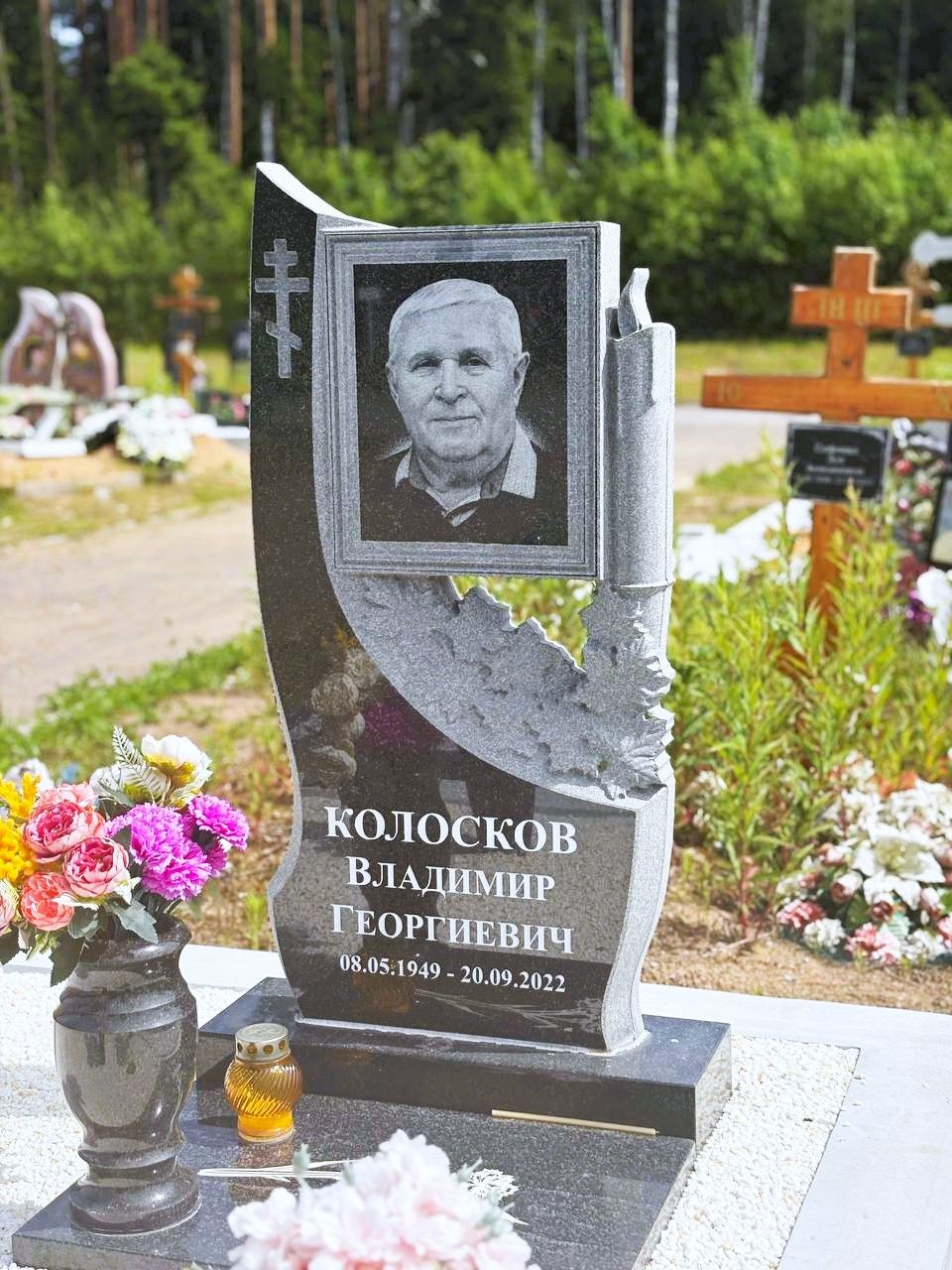 Фрезированый памятник со свечой