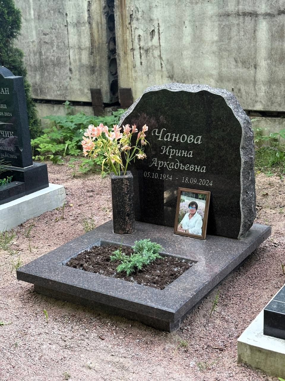 Гранитный памятник с цветником