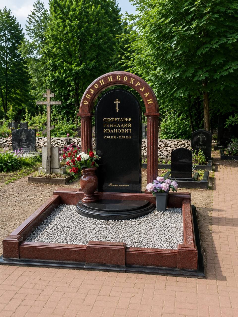 Гранитный памятник с аркой