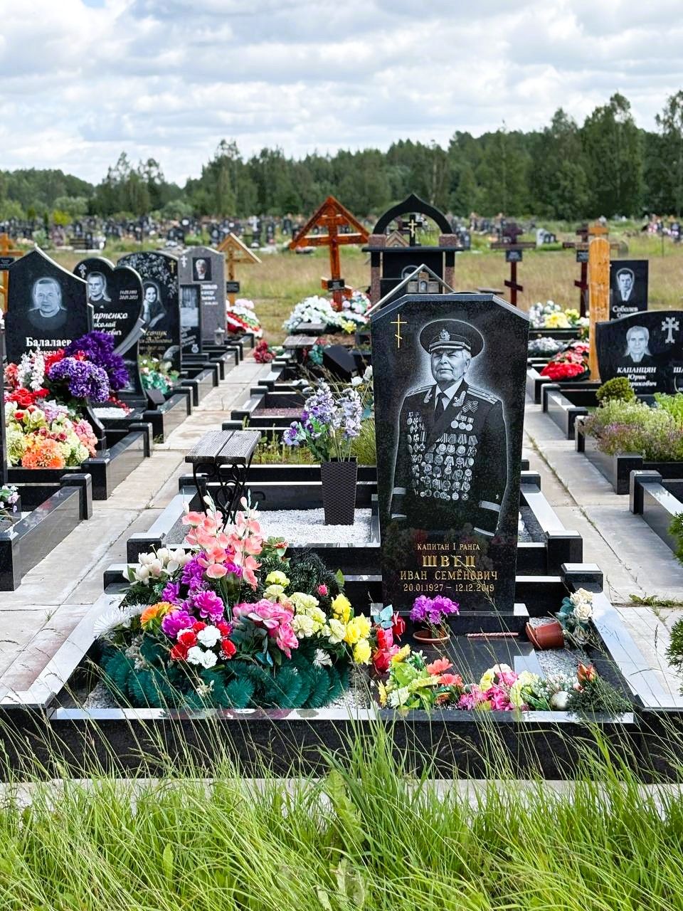 Памятник военному