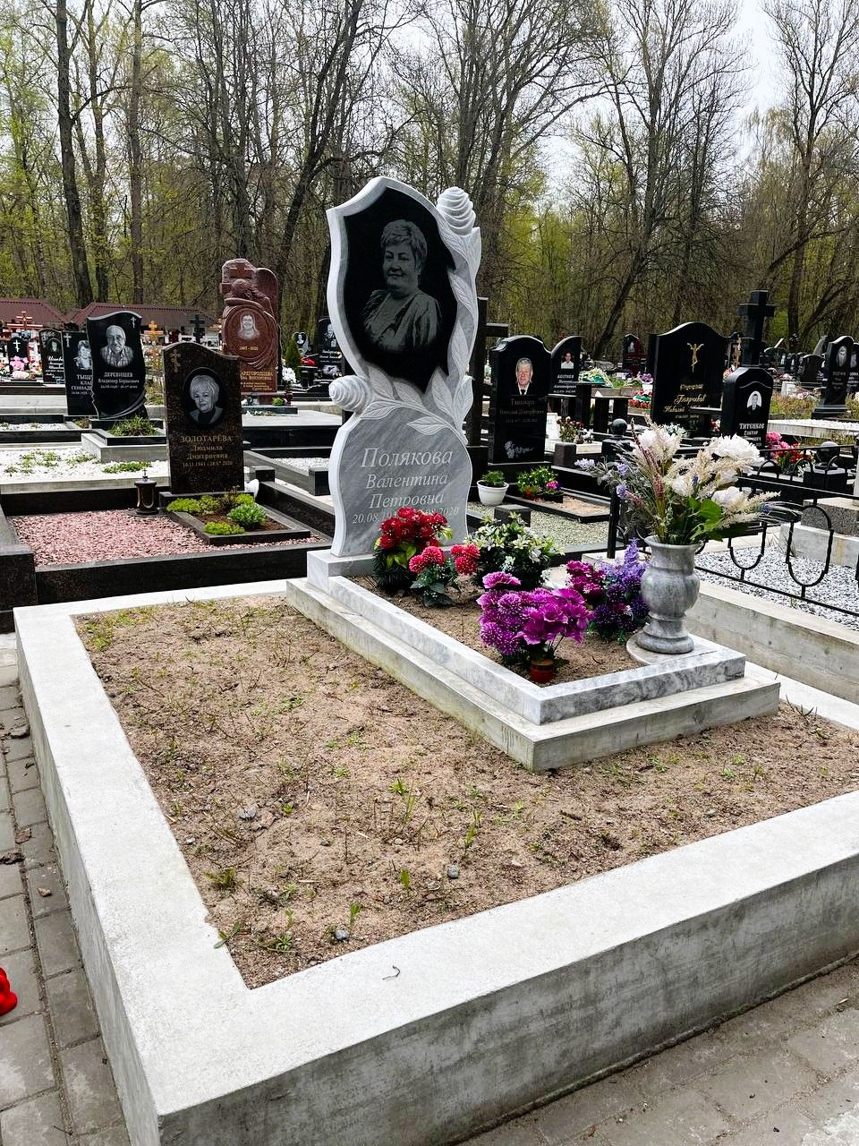 Мраморный памятник с цветами