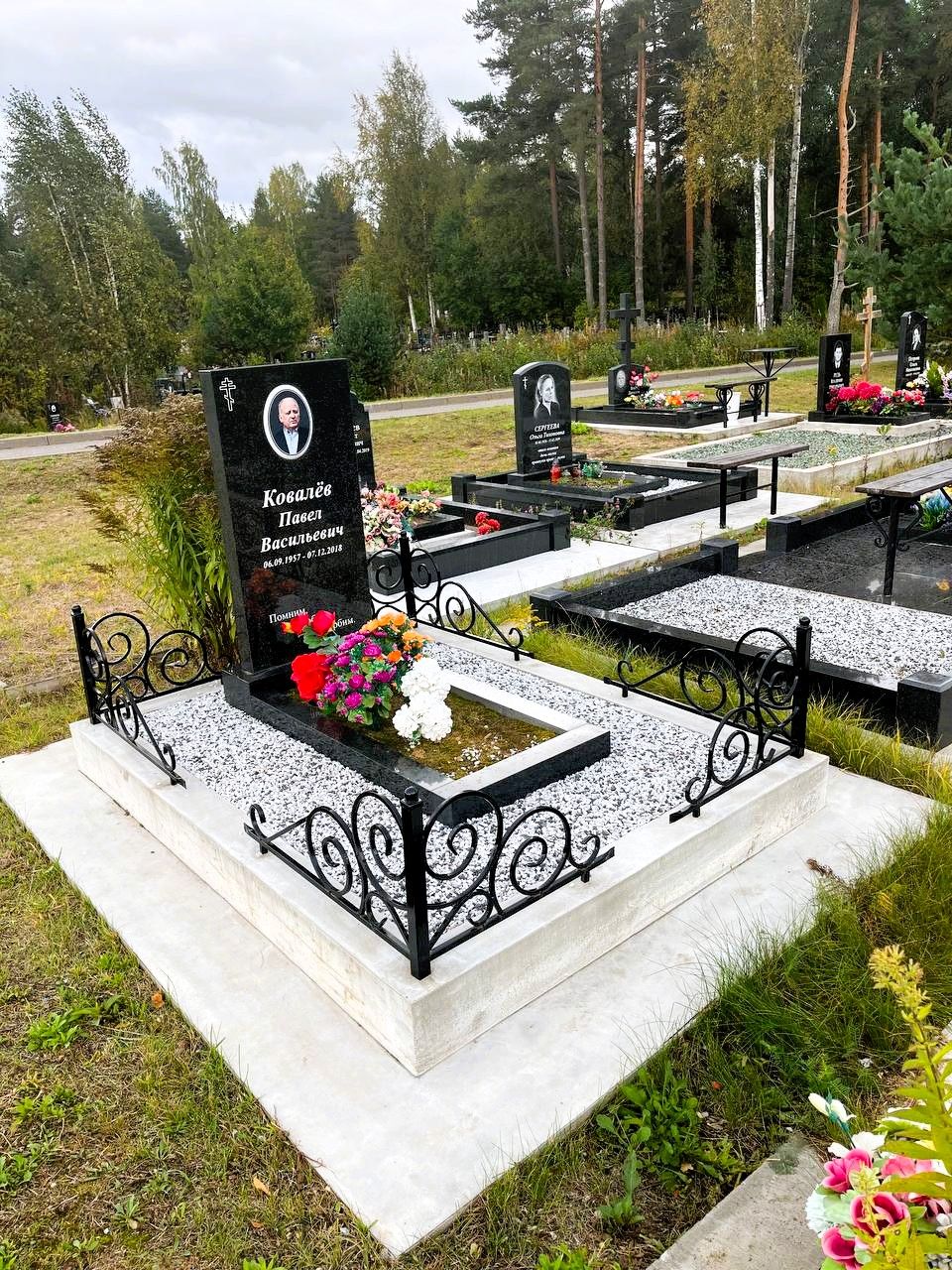Памятник с оградой