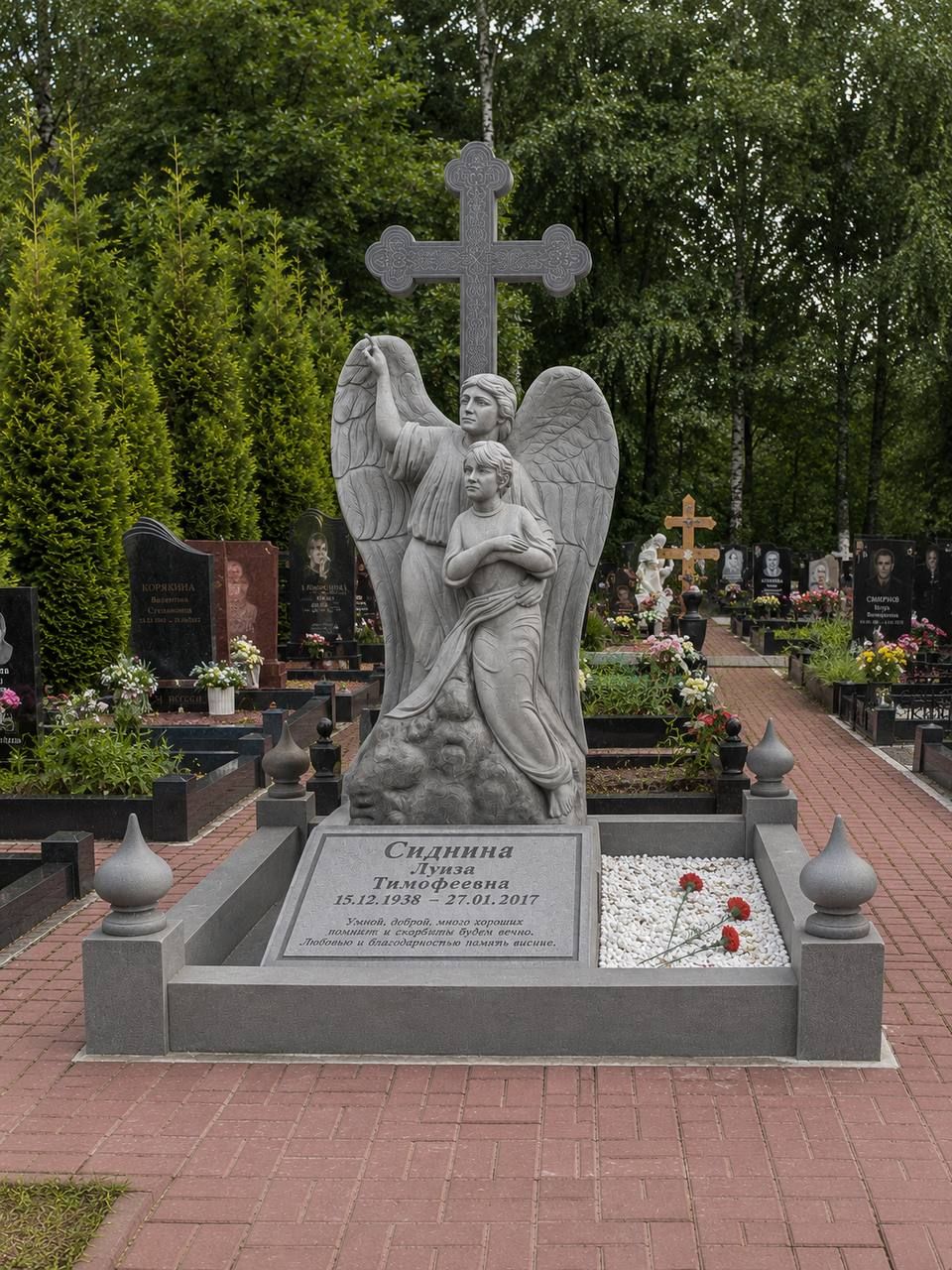 Мемориальный комплекс с ангелами