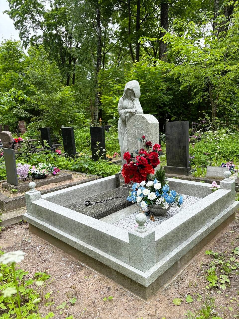 Мемориальный комплекс с мадонной