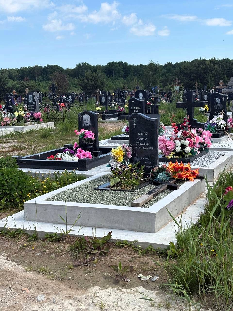 Фигурный памятник из гранита