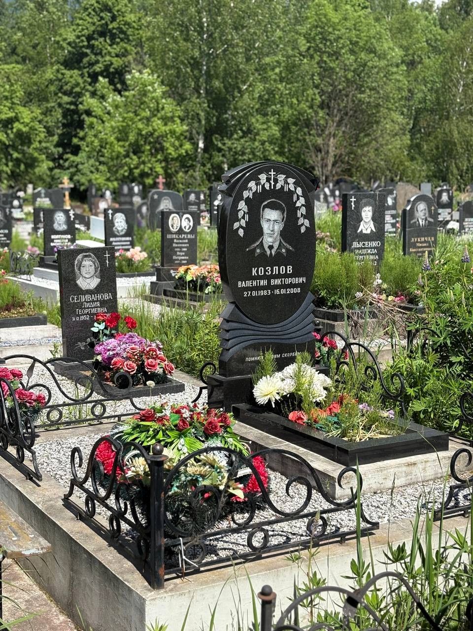 Овальный памятник из гранита