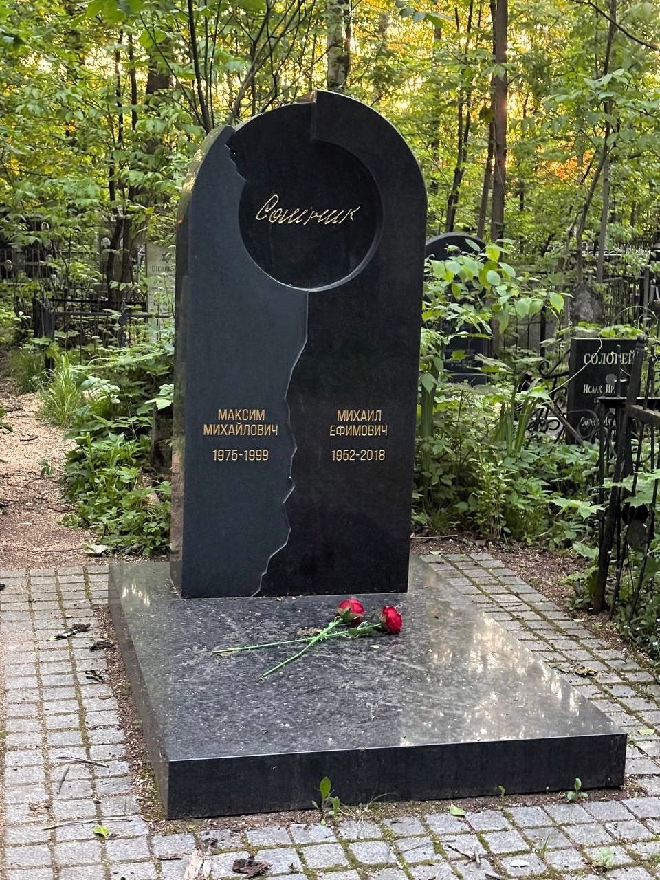 Индивидуальная двойная стела с цветником