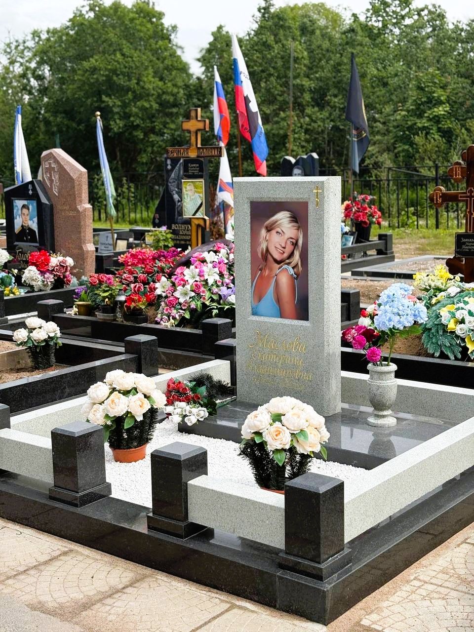 Памятник с комбинированной оградой