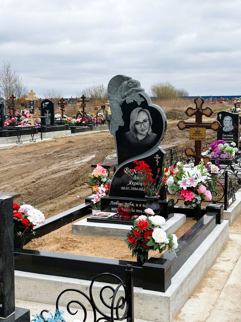 Стела в виде сердца с ангелом