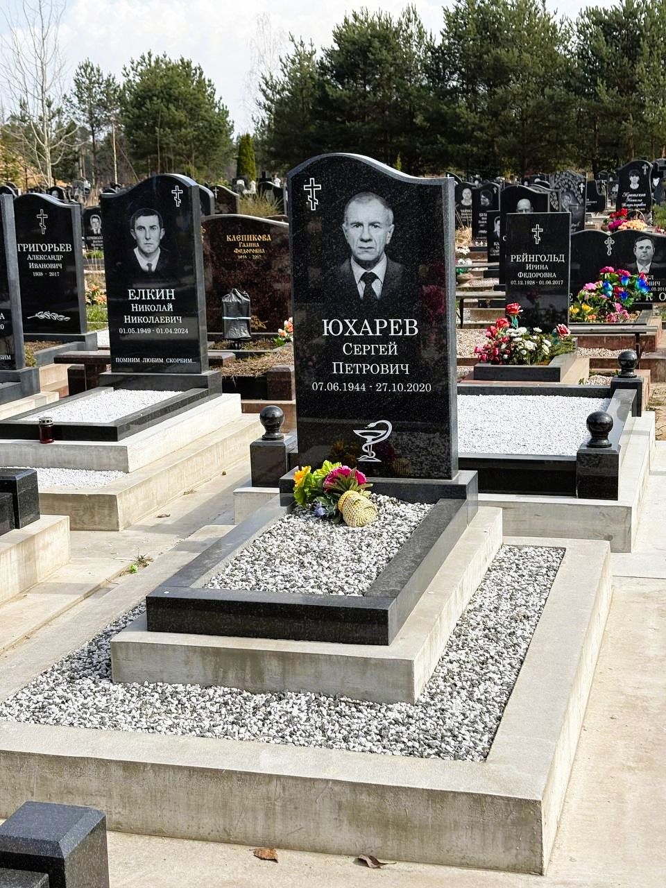 Гранитный памятник