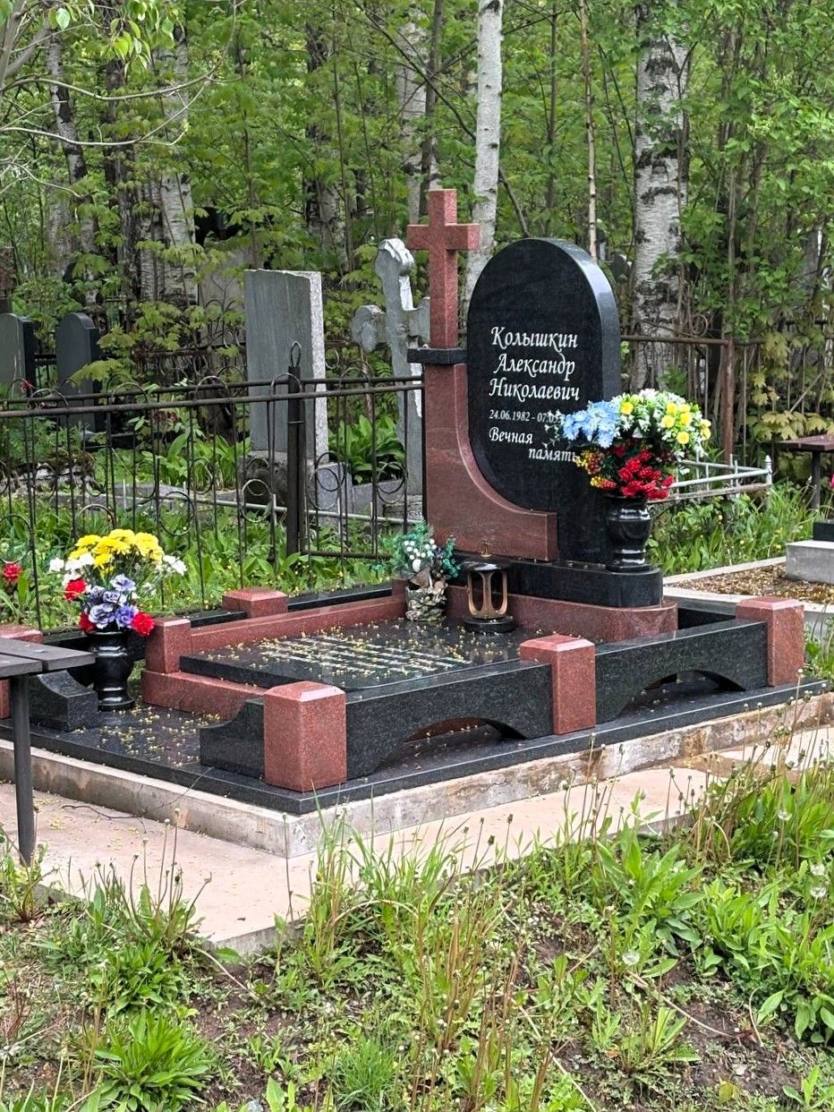 Комбинированный памятник с аркой