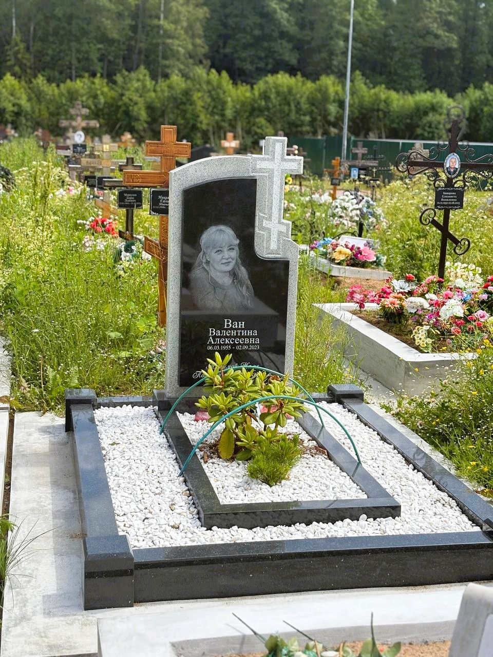 Контрастный памятник с крестом