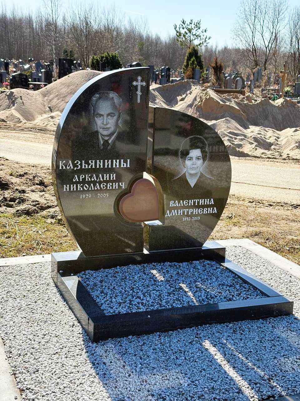 Двойной уникальный памятник с сердцем