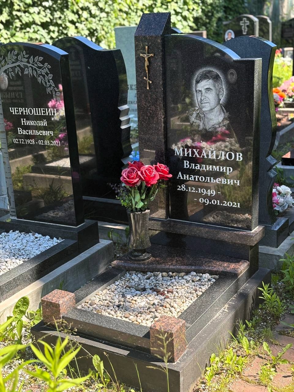 Фигурный памятник из гранита