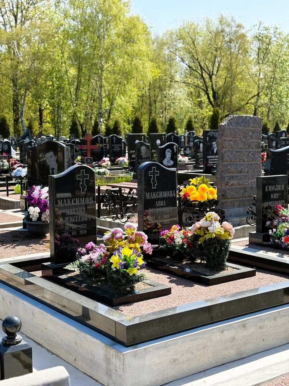 Два черных памятника из гранита в едином стиле
