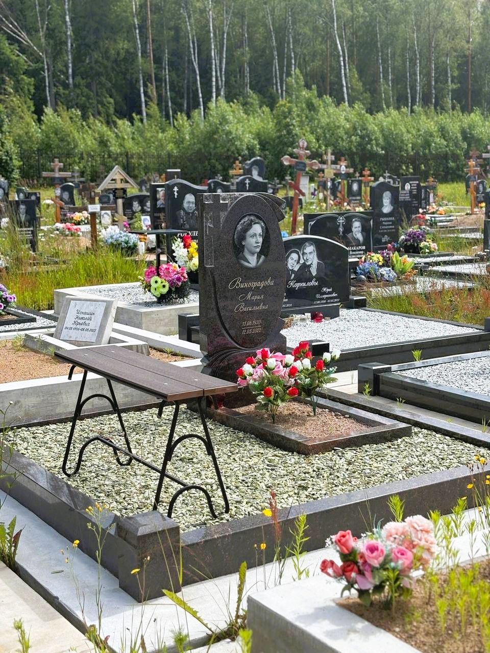 Гранитный памятник с крестом
