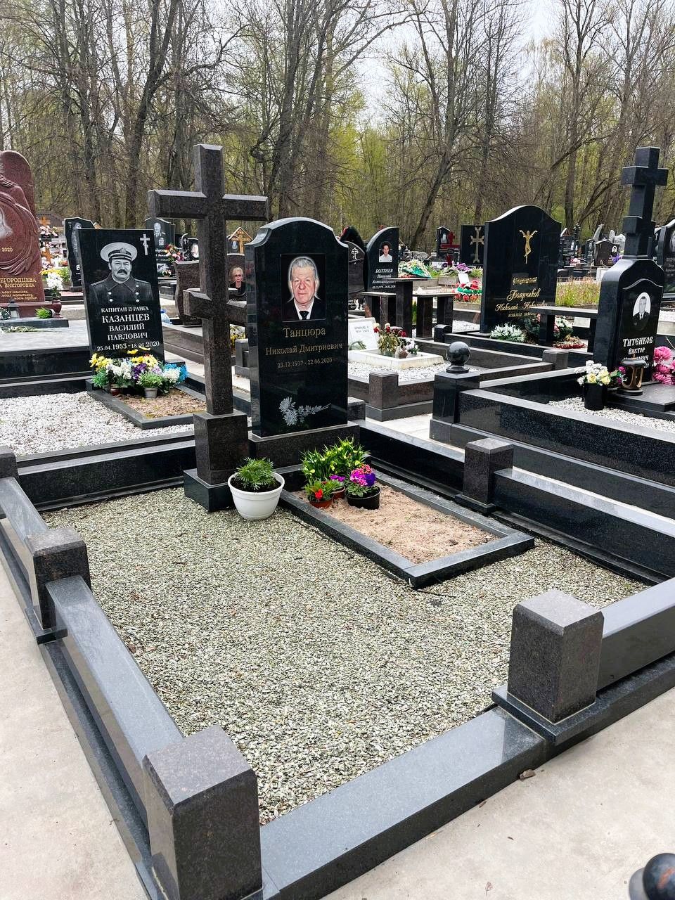 Гранитный памятник из гранита с крестом