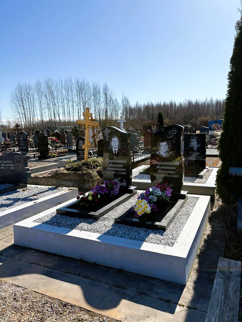 Памятники на одном участке в едином стиле
