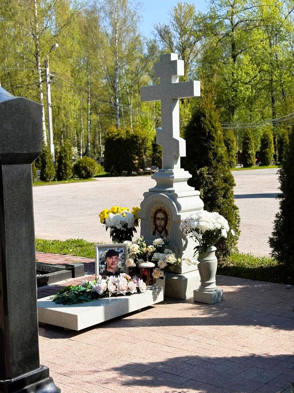 Белая часовня из гранита