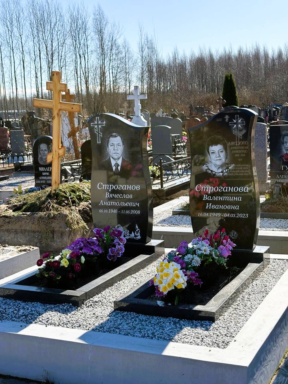 Два памятника из гранита
