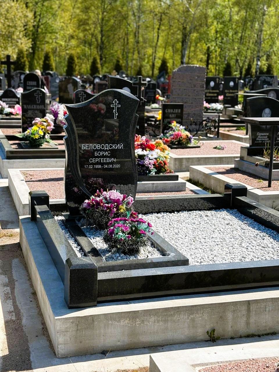 Гранитный черный памятник