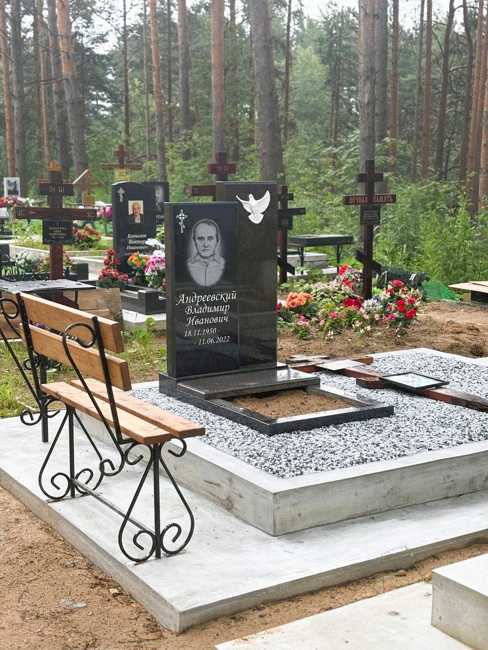 Вертикальный памятник с птицей