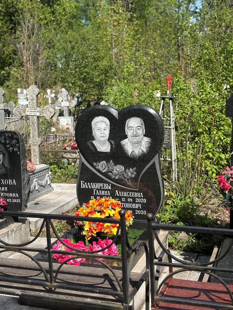 Памятник для пары с сердцем