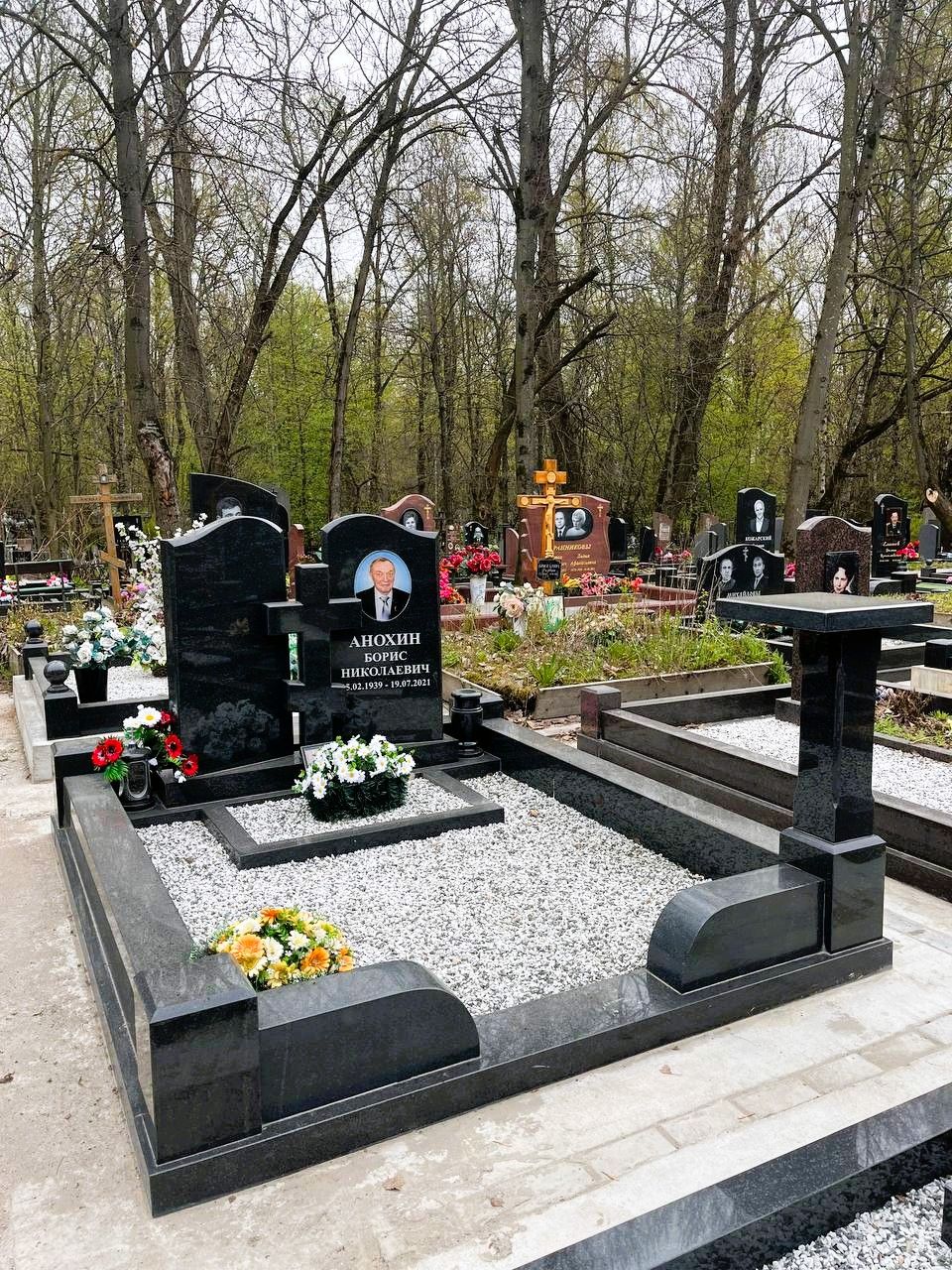 Мемориальный комплекс со столиком