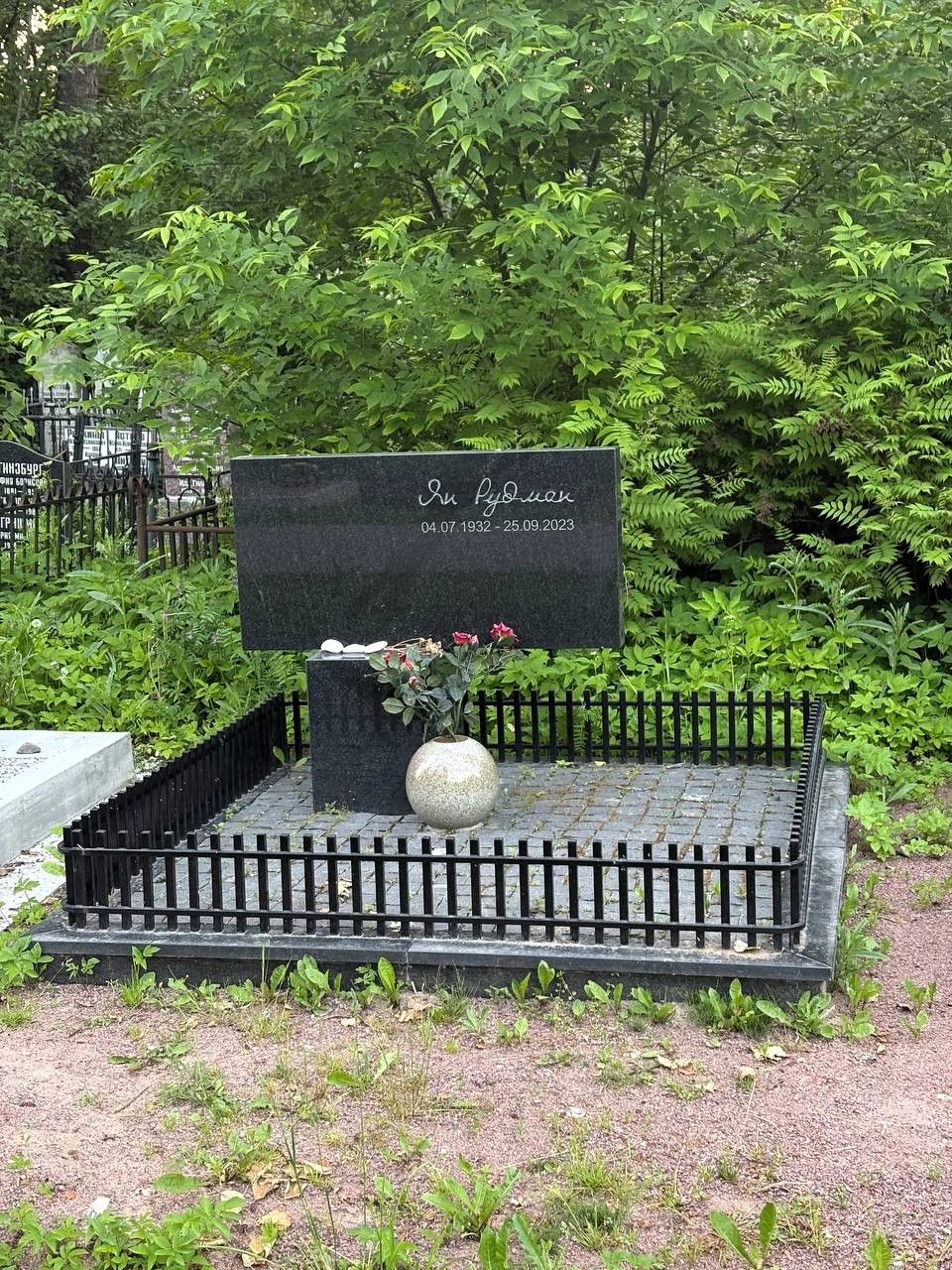 Строгий горизонтальный памятник