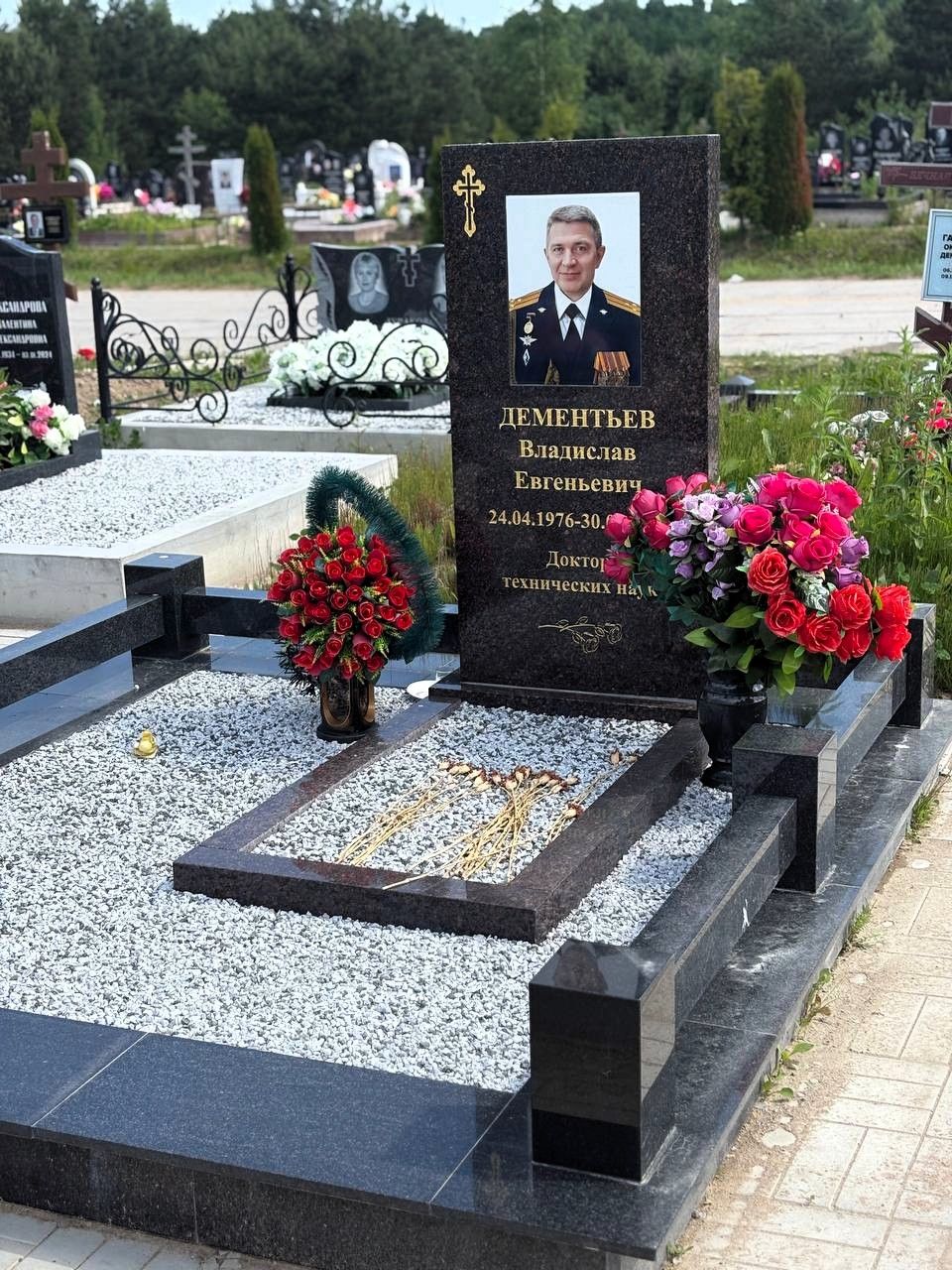 Строгий вертикальный памятник с цветником