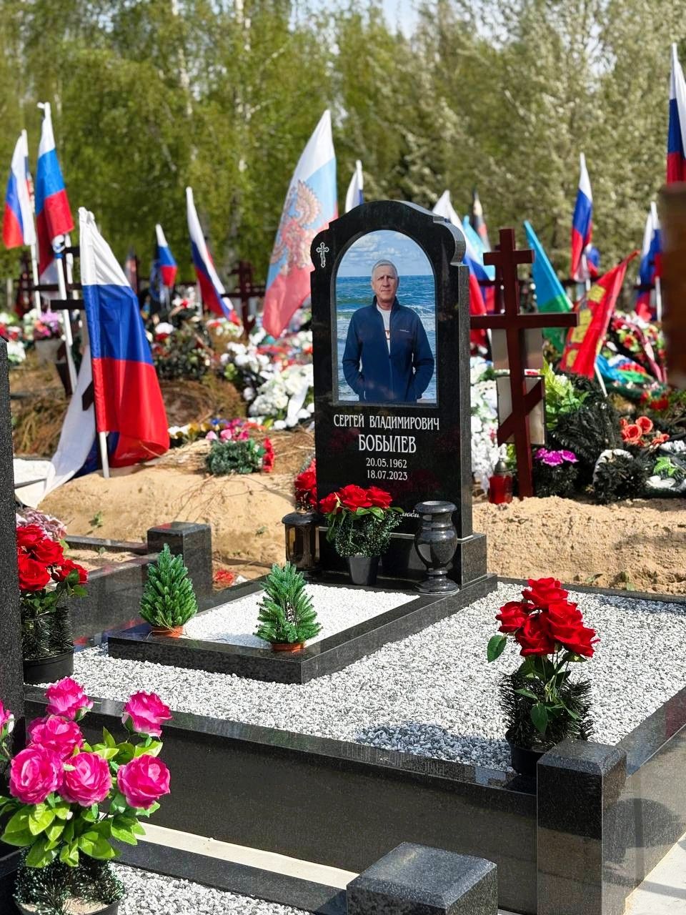 Фигурный памятник из гранита